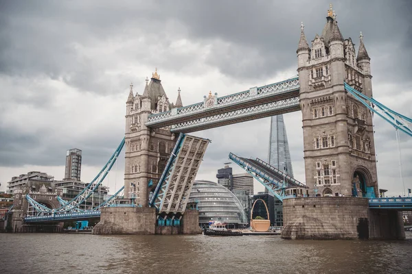 Thames River Embankment Londres 2021 Sac Burberry Olympia Flottant Sur — Photo