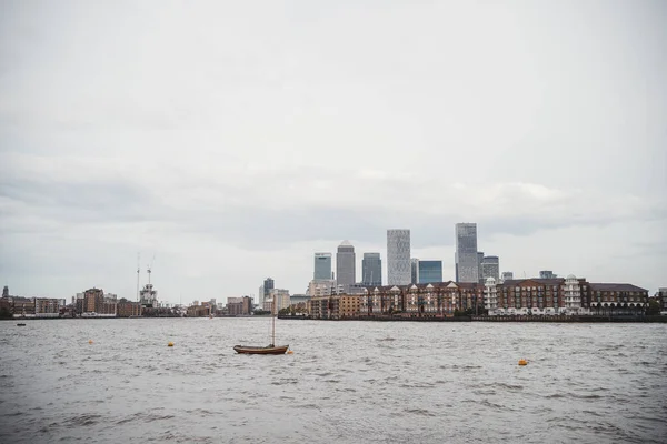 Tamigi River Embankment Londra 2021 Veduta Della Barca Vuota Che — Foto Stock