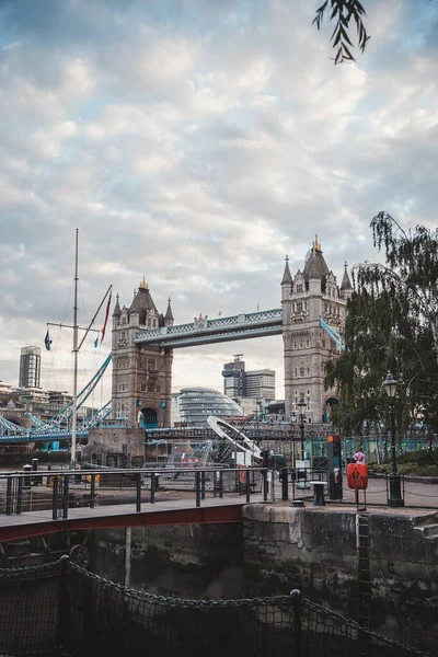 Thames River Embankment Londres Reino Unido 2021 Bela Vista Ensolarada — Fotografia de Stock