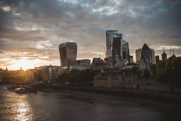 Набережная Темзы Лондон 2021 Прекрасным Закатным Вечером Открывается Вид Деловой — стоковое фото