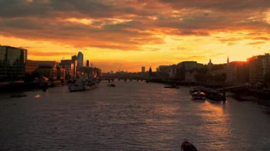 Thames nehrinin güzel günbatımında CIty Business District manzarası