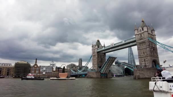 Burberry Olympia Tasche schwimmt die Themse hinunter, im Hintergrund die Tower Bridge — Stockvideo