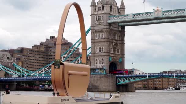 Burberry Olympia väska flyter ner Thames River med Tower Bridge i bakgrunden — Stockvideo