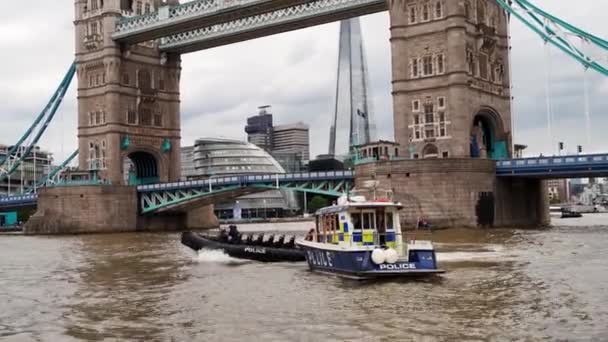 Bateau de police sur la rivière avec le Tower Bridge en arrière-plan — Video