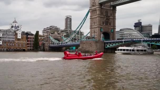 Thames Rockets gemisi Londra 'daki Thames nehri boyunca hızlı bir gezi yapıyor. — Stok video