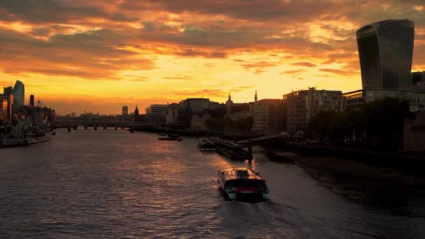 Utsikten över CIty Business District från Themsen floden på vacker solnedgång kväll med båtarna passerar — Stockvideo