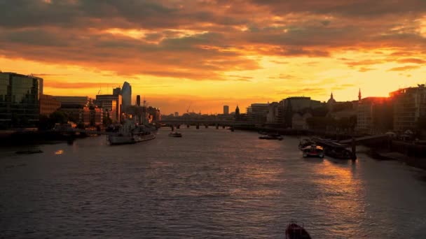 Blick von der Themse auf das CIty Business District am schönen Sonnenuntergang — Stockvideo