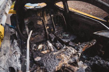 Londra - İngiltere - 2021.06.12: Yana park edilmiş, terk edilmiş, çalıntı mavi bir araba, sarı ile bağlanmış, çizgili değil.