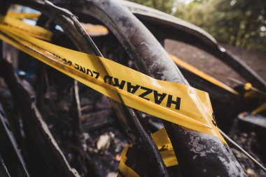 Londra - İngiltere - 2021.06.12: Yana park edilmiş, terk edilmiş, çalıntı mavi bir araba, sarı ile bağlanmış, çizgili değil.