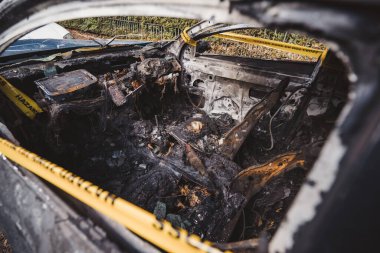 Londra - İngiltere - 2021.06.12: Yana park edilmiş, terk edilmiş, çalıntı mavi bir araba, sarı ile bağlanmış, çizgili değil.