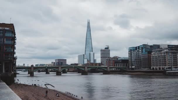 Tiden förfaller utsikt över kontorsbyggnader och skärvan i södra stranden av floden Thames i London på en molnig dag — Stockvideo