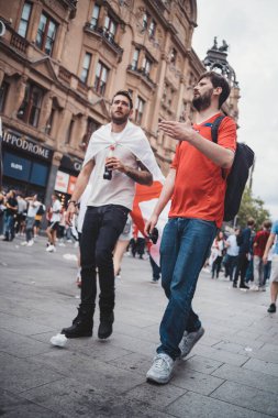 Londra (124; İngiltere - 2021.07.12: İngiliz taraftarlar Leicester Meydanı 'nda toplanarak Final Euro 2020 Futbol Maçı' nı izlediler