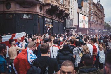 Londra (124; İngiltere - 2021.07.12: İngiliz taraftarlar Leicester Meydanı 'nda toplanarak Final Euro 2020 Futbol Maçı' nı izlediler