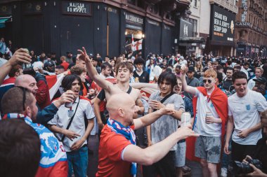 Londra (124; İngiltere - 2021.07.12: İngiliz taraftarlar Leicester Meydanı 'nda toplanarak Final Euro 2020 Futbol Maçı' nı izlediler