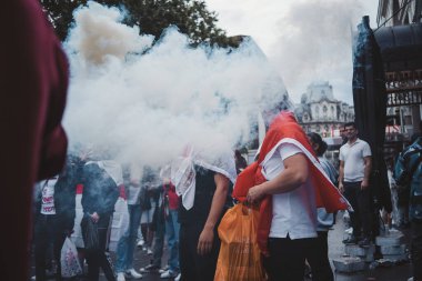 Londra (124; İngiltere - 2021.07.12: Londra şehir merkezinde duman bombası atan genç İngiliz Euro 2020 taraftarları