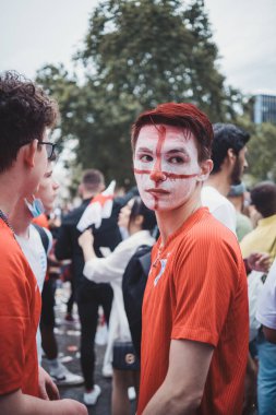 Londra (124; İngiltere - 2021.07.12: İngiliz bayraklı genç Euro 2020 futbol taraftarı 