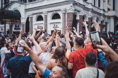 Londra (124; İngiltere - 2021.07.12: İngiliz taraftarlar Leicester Meydanı 'nda toplanarak Final Euro 2020 Futbol Maçı' nı izlediler
