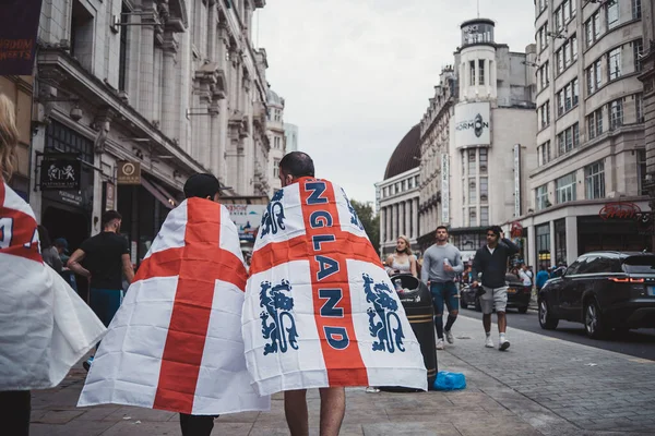 London Egyesült Királyság 2021 Angol Rajongók Zászlókkal Gyülekeznek Leicester Téren — Stock Fotó
