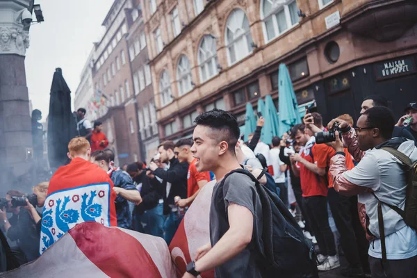 London 2021 Angol Szurkolók Zászlókat Lengetnek Leicester Téren Döntő Euro — Stock Fotó