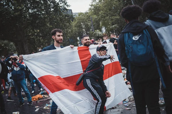 Londres 2021 Fãs Ingleses Acenando Com Bandeiras Leicester Square Antes — Fotografia de Stock