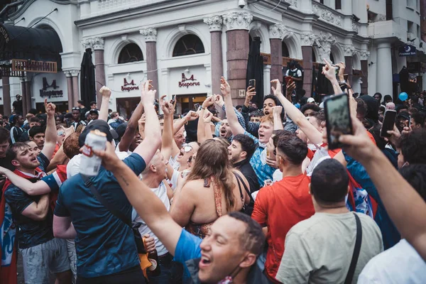 Londra (124; İngiltere - 2021.07.12: İngiliz taraftarlar Leicester Meydanı 'nda toplanarak Final Euro 2020 Futbol Maçı' nı izlediler