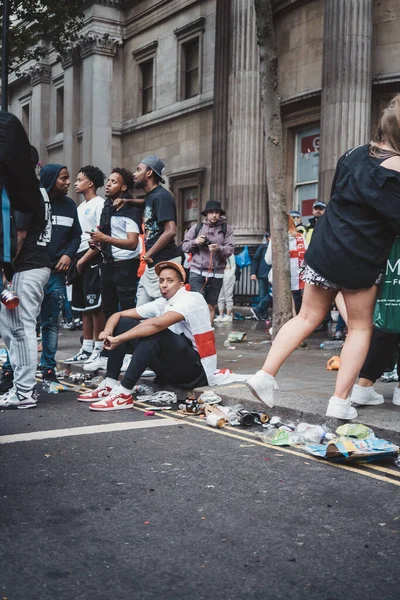 London 2021 Fußballfans Sitzen Auf Dem Bürgersteig Während Die Straße — Stockfoto