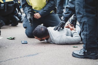 Londra (124; İngiltere - 2021.07.12: Polis memurları Avrupa 2020 futbol maçından hemen önce Trafalgar Meydanı 'nda iki saldırgan adamı tutukladı