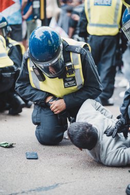 Londra (124; İngiltere - 2021.07.12: Polis memurları Avrupa 2020 futbol maçından hemen önce Trafalgar Meydanı 'nda iki saldırgan adamı tutukladı
