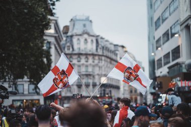 Londra (124; İngiltere - 2021.07.12: İngiliz taraftarlar son Euro 2020 futbol maçından önce Leicester Meydanı 'nda bayrak sallıyorlar