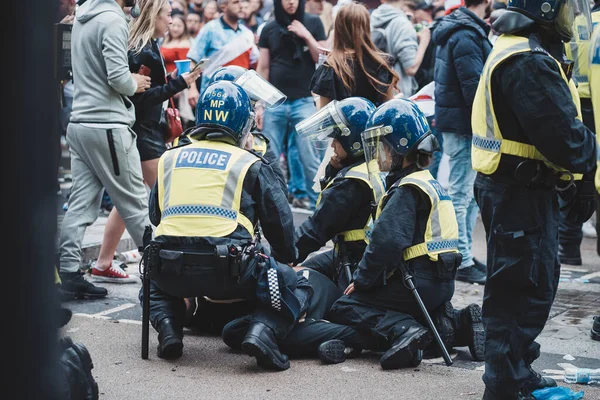 London Storbritannien 2021 Poliser Arresterar Två Aggressiva Män Trafalgar Square — Stockfoto