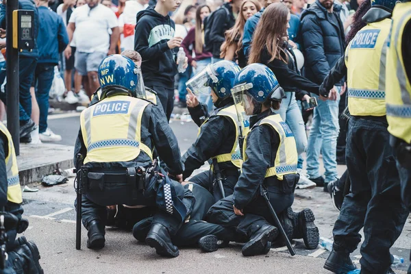 London Egyesült Királyság 2021 Két Agresszív Férfit Tartóztató Rendőrtiszt Európa — Stock Fotó