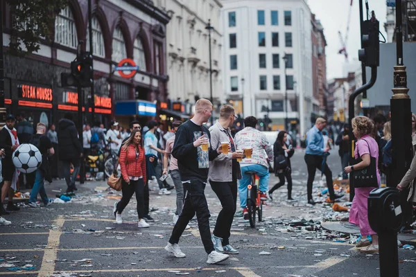 Лондон 2021 Площадь Лестер Покрыта Мусором После Футбольные Болельщики Покинули — стоковое фото
