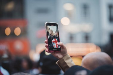 Londra (124; İngiltere - 2021.07.12: Futbol taraftarlarının telefonla fotoğraflarını çekmek