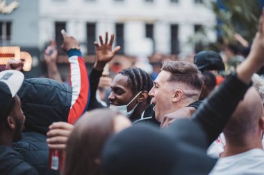 Londra (124; İngiltere - 2021.07.12: İngiliz taraftarlar son Euro 2020 futbol maçından önce Leicester Meydanı 'nda bayrak sallıyorlar