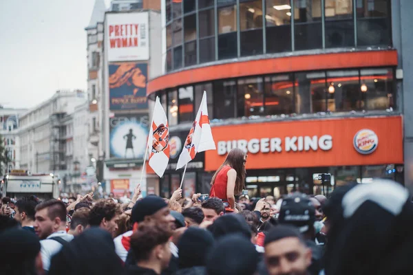 London 2021 Englische Fans Schwenken Fahnen Leicester Square Vor Dem — Stockfoto