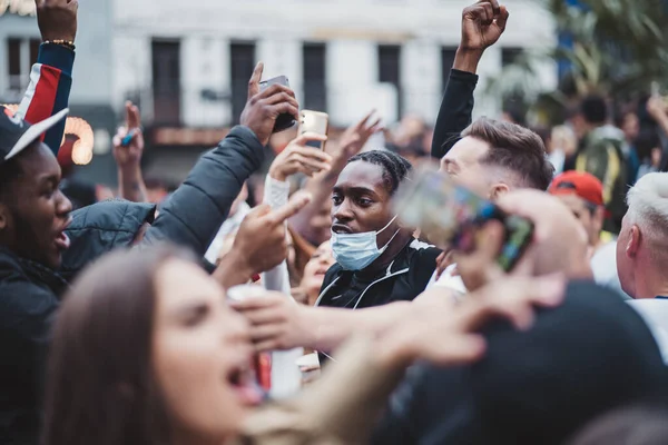 Londyn 2021 Anglicy Machający Flagami Leicester Square Przed Finałowym Meczem — Zdjęcie stockowe