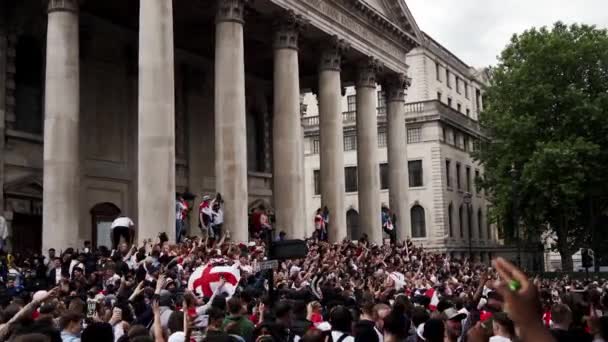 Engelse fans verzamelen zich op St Martin-in-the-Fields in de buurt van Trafalgar Square om de finale van de Euro 2020 voetbalwedstrijd te bekijken — Stockvideo