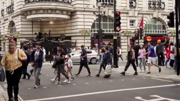 Los aficionados al fútbol Euro 2020 caminan por el camino con banderas inglesas como capas — Vídeo de stock