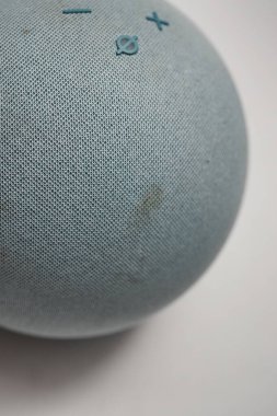 Londra, Birleşik Krallık 2025.10.16 Mavi Amazon Echo Alexa yakın plan akıllı hoparlör beyaz arka planda ağ kumaş dokusu ve kontrol düğmelerini gösterir. 