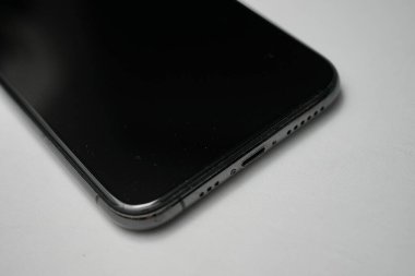 Londra, Birleşik Krallık 2025.10.16 Apple iPhone XS 'nin beyaz bir yüzeye yerleştirilmiş gri renkli arka görüntüsü, çift kamerayı ve yansıtıcı cam tasarımı gösterir. 