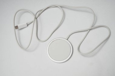 Londra, Birleşik Krallık 2025.10.16 Hakiki Apple MagSafe kablosuz şarj modeli A2140 USB-C konnektörü beyaz arka plana yerleştirilmiş. 