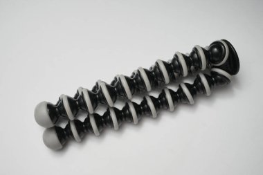 Londra, Birleşik Krallık 2025.10.16 JOBY GorillaPod SLR-Zoom kameralar ve fotoğraf ekipmanları için tasarlanmış esnek bacaklı kompakt tripoda yakın plan. 