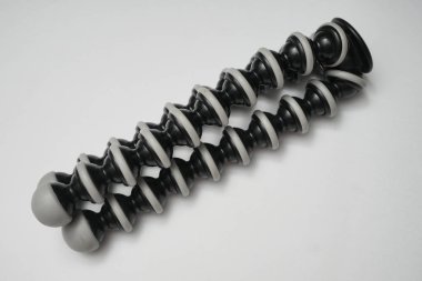 Londra, Birleşik Krallık 2025.10.16 JOBY GorillaPod SLR-Zoom kameralar ve fotoğraf ekipmanları için tasarlanmış esnek bacaklı kompakt tripoda yakın plan. 