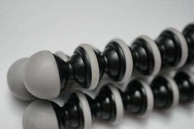 Londra, Birleşik Krallık 2025.10.16 JOBY GorillaPod SLR-Zoom kameralar ve fotoğraf ekipmanları için tasarlanmış esnek bacaklı kompakt tripoda yakın plan. 