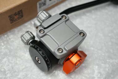 Londra, Birleşik Krallık 2025.10.16 K & F Konsepti FH-03 üç ayaklı akışkan kafa, kabarcık ambalajlı beyaz arkaplanda gösterilen ambalaj kutusu ve kılavuzlar. 