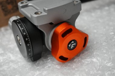 Londra, Birleşik Krallık 2025.10.16 K & F Konsepti FH-03 üç ayaklı akışkan kafa, kabarcık ambalajlı beyaz arkaplanda gösterilen ambalaj kutusu ve kılavuzlar. 