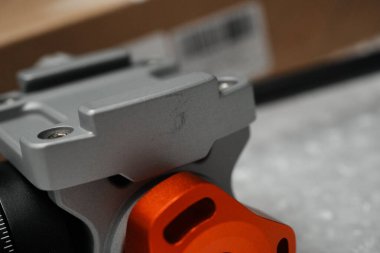 Londra, Birleşik Krallık 2025.10.16 K & F Konsepti FH-03 üç ayaklı akışkan kafa, kabarcık ambalajlı beyaz arkaplanda gösterilen ambalaj kutusu ve kılavuzlar. 