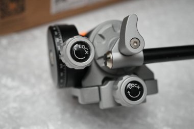 Londra, Birleşik Krallık 2025.10.16 K & F Konsepti FH-03 üç ayaklı akışkan kafa, kabarcık ambalajlı beyaz arkaplanda gösterilen ambalaj kutusu ve kılavuzlar. 