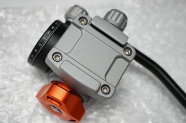 Londra, Birleşik Krallık 2025.10.16 K & F Konsepti FH-03 üç ayaklı akışkan kafa, kabarcık ambalajlı beyaz arkaplanda gösterilen ambalaj kutusu ve kılavuzlar. 