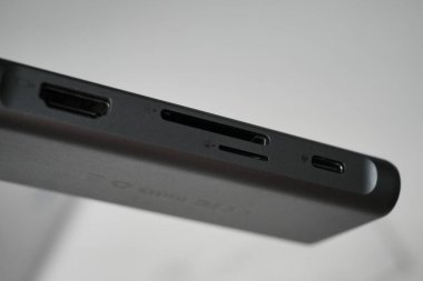 Londra, Birleşik Krallık 2025.10.16 Kutulu Mavinex Link PD Pro USB-C yanaşma istasyonu 4K HDMI çıkışı ve birden fazla port içermektedir.. 